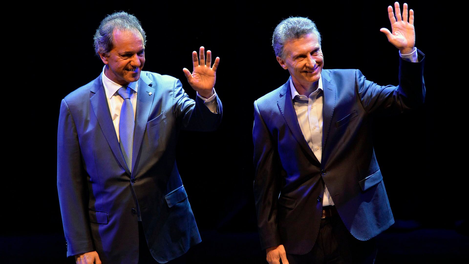 Mauricio Macri y Daniel Scioli en el debate presidencial de 2015 (NA)
