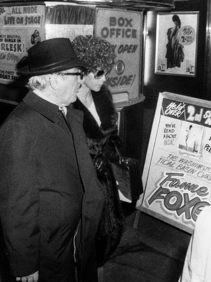 Wilbur Mills junto a Fanne Foxe, en la puerta de una sala de Boston donde ella hacía uno de sus shows, el 1° December de 1974.