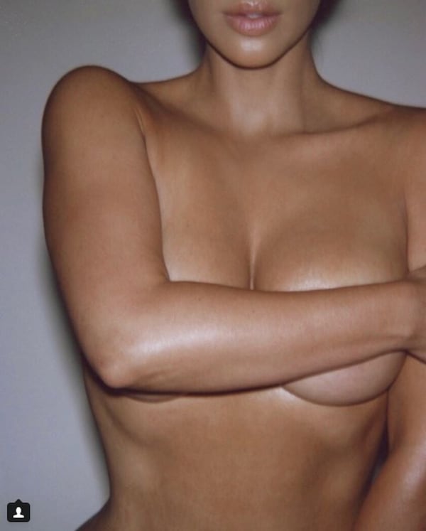 El desnudo de Kim Kardashian para promocionar su nueva línea de cosméticos para el cuerpo (Instagram: Kim Kardashian)