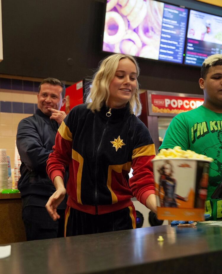 Brie Larson estuvo detrás del mostrador: regaló popcorn y bebidas a sus fans (@captainmarvel)
