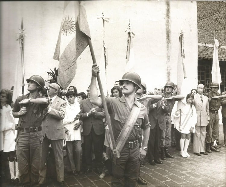 En la Casa histÃ³rica de San Miguel de TucumÃ¡n,Â elÂ teniente delÂ EjÃ©rcito Argentino,Â Jorge Vizoso Posse, fue designado abanderado un 9 de julio de 1975. AÃ±os despuÃ©s se convertirÃ­a en un destacado comando y combatirÃ­a en la Guerra de Malvinas