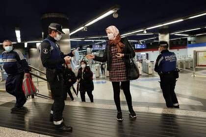 Un policía municipal reparte mascarillas de forma gratuita en una estación de metro en Madrid, España, durante el estado de alarma declarado a raíz del brote de coronavirus (REUTERS/Juan Medina)