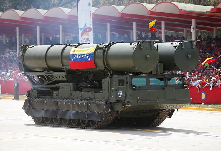 Un lanzado de misiles S-300VM, parte de la batería desplegada por Venezuela