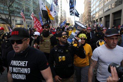 Tarrio arenga a sus Proud Boys desde el megáfono en una de las protestas en Washington por el supuesto "fraude" en las elecciones denunciado por Trump. REUTERS/Jim Urquhart