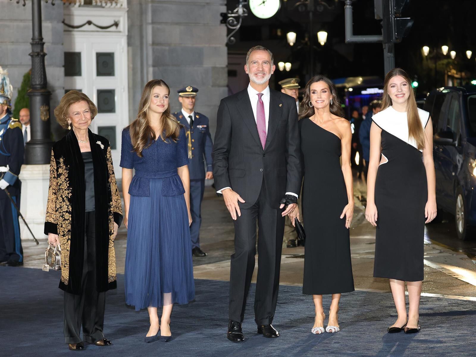 La Reina Sofía, la Princesa Leonor, el Rey Felipe, la Reina Letizia y la Infanta Sofía a su salida a la entrega de los 'Premios Princesa de Asturias 2023'. (Europa Press)