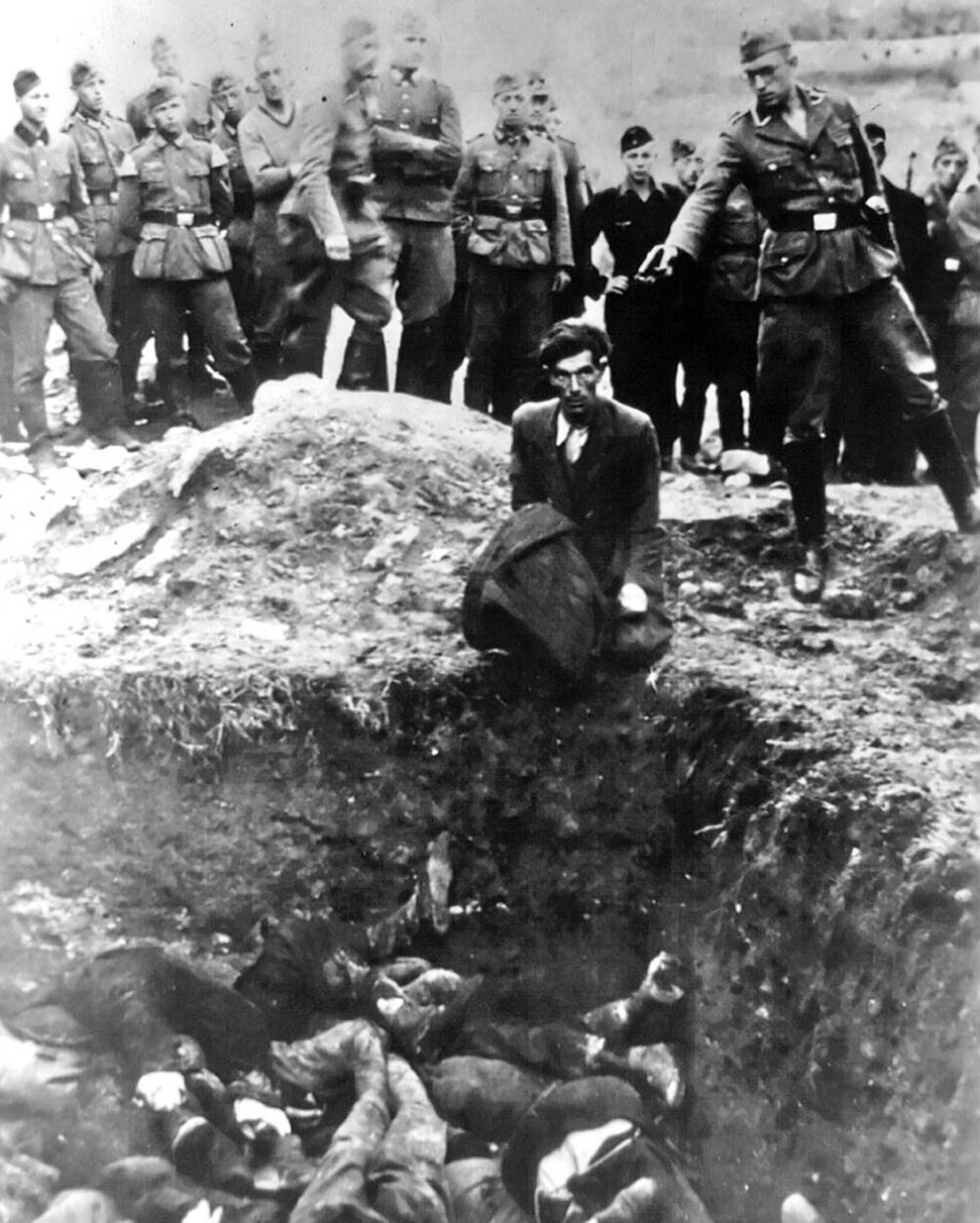 Un oficial nazi asesinando a un polaca judío. Los integrantes del Batallón 101 eran de clase obrera y casi ninguno había tenido importante actuación en el partido nazi antes de participar en las masacres