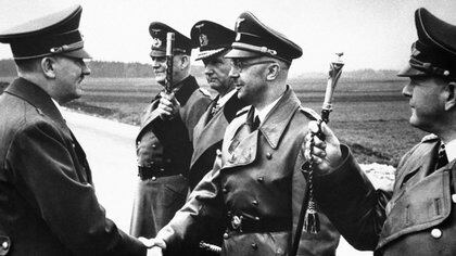 Hitler saluda a Heinrich Himmler. El horror nazi sólo tuvo un límite cuando fue derrotado en la Segunda Guerra Mundial AP 163