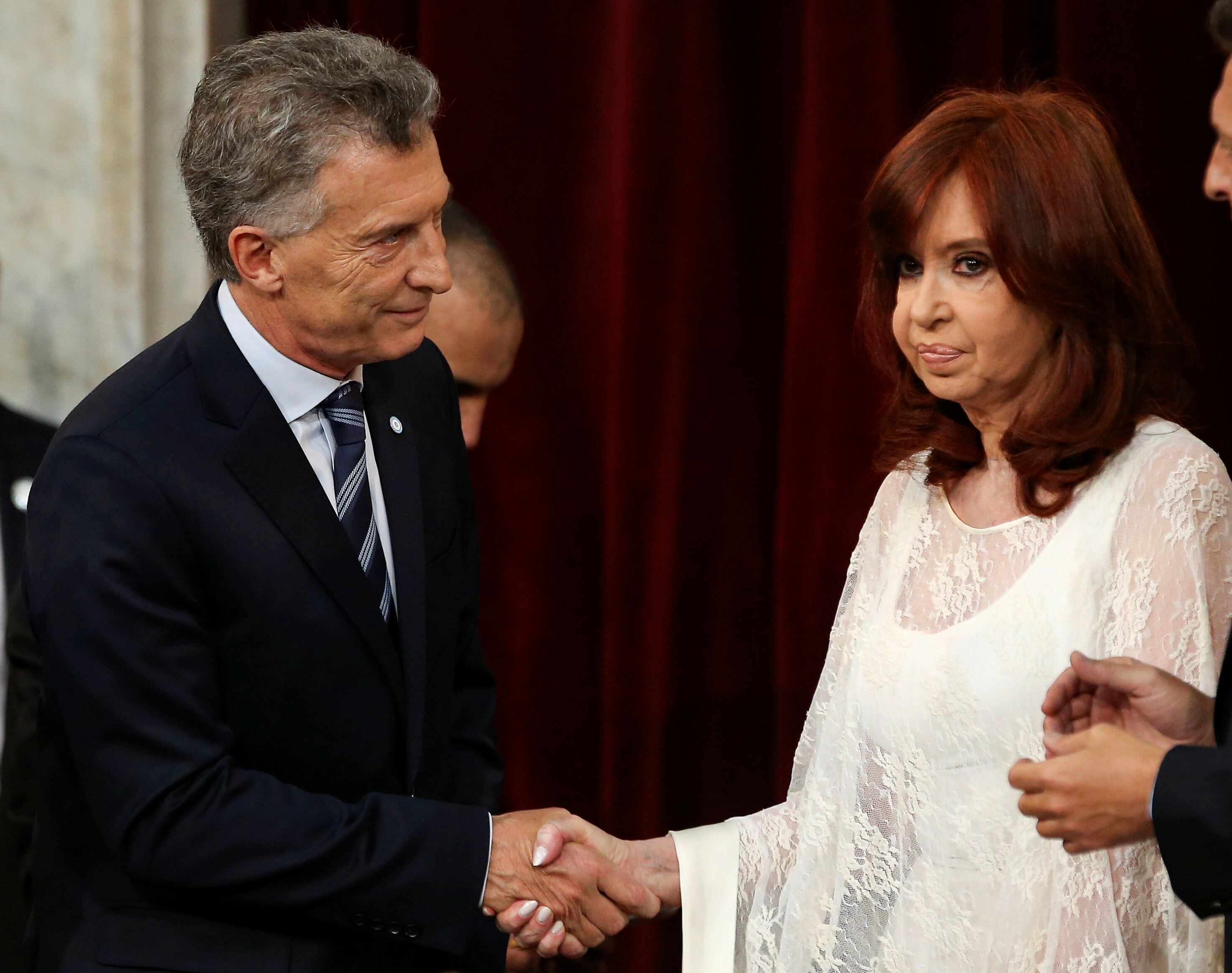 Otro tiempo. Cristina Kirchner y el frío saludo a Mauricio Macri en diciembre de 2019.
