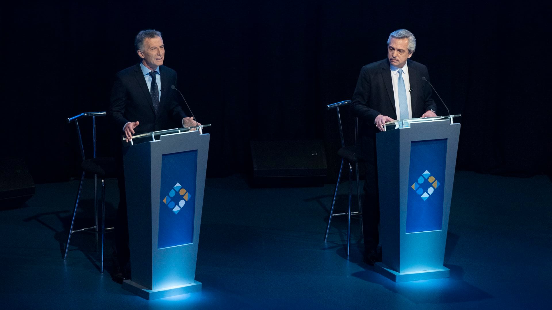 Mauricio Macri se presenta. Alberto Fernández lo mira desde su izquierda