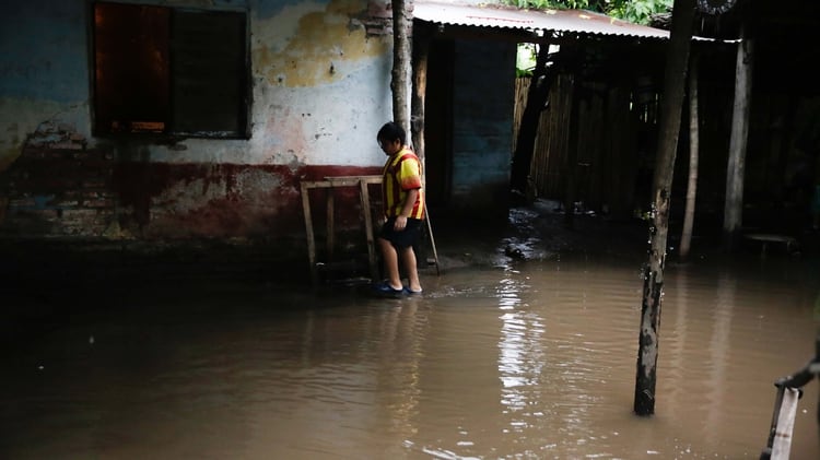 Varias comunas quedaron aisladas (fotos: Télam)