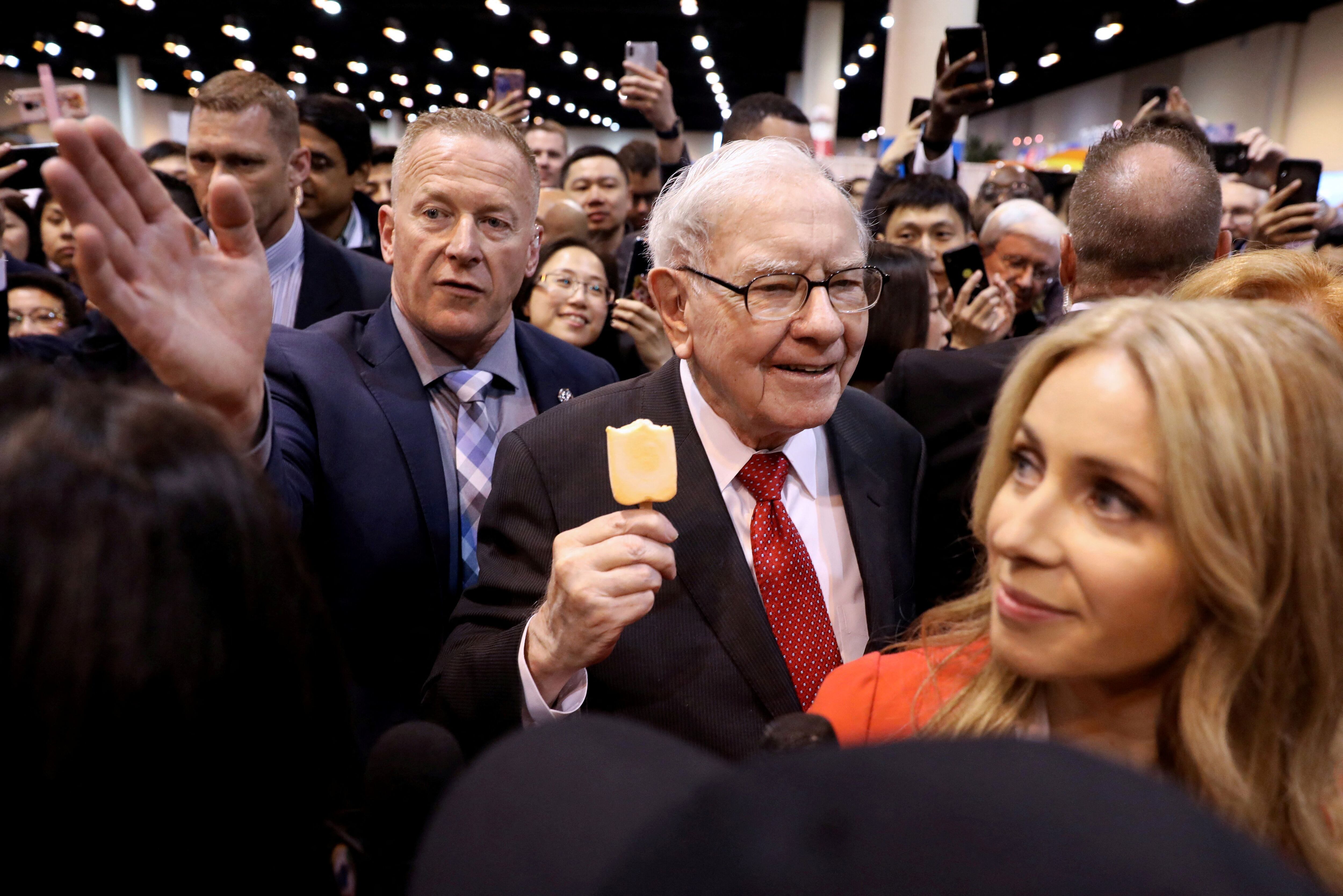 Horas de preguntas de los accionistas son respondidas por Buffet, con comentarios sobre la actualidad económica, la situación del mercado y hasta lecciones de vida para inversores (Reuters)