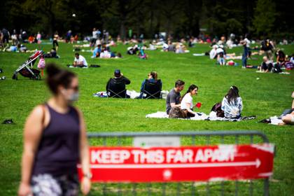 Al ver las imágenes de los parques neoyorquinos, el alcalde advirtió que puede habar un rebrote de coronavirus