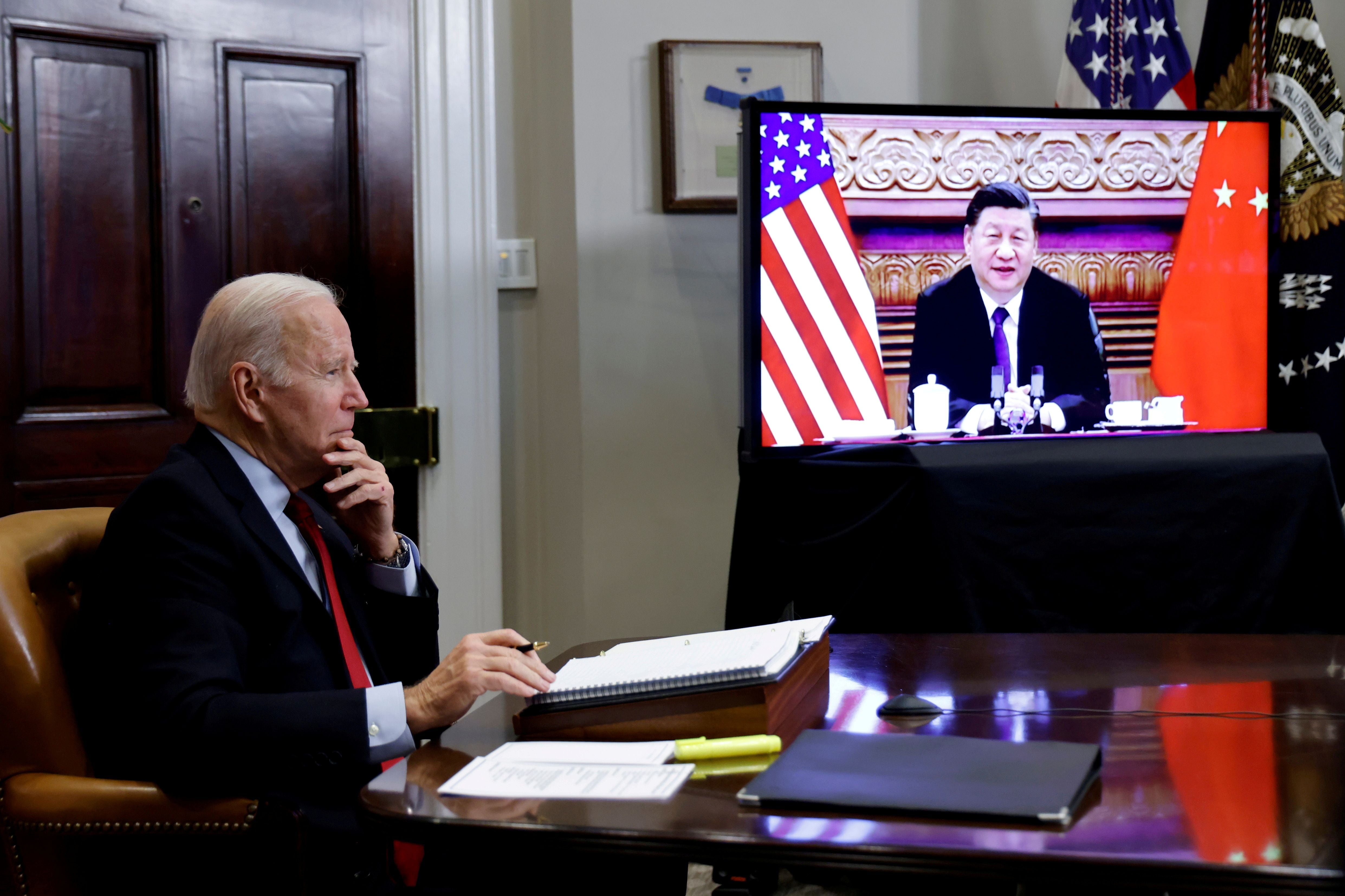 Joseph Biden desde la Casa Blanca dialoga con Xi Jinping durante la cumbre virtual que protagonizaron hace dos semanas