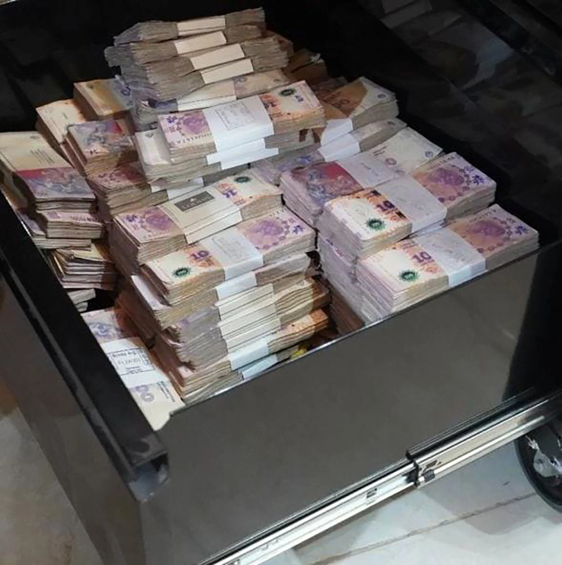 En la casa de los Sena se encontraron $6.058.190. El dinero estaba escondido en un mueble metálico para herramientas