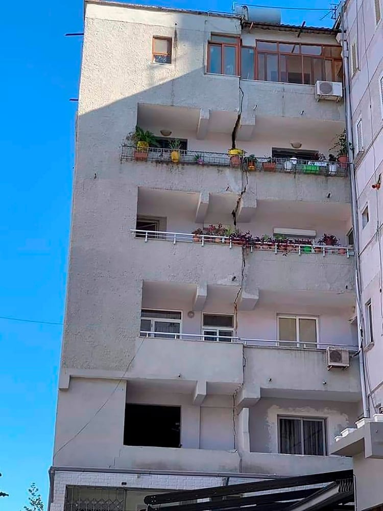 Un edificio daÃ±ado por el terremoto en Tirana, AlbaniaÂ  (AP Photo)