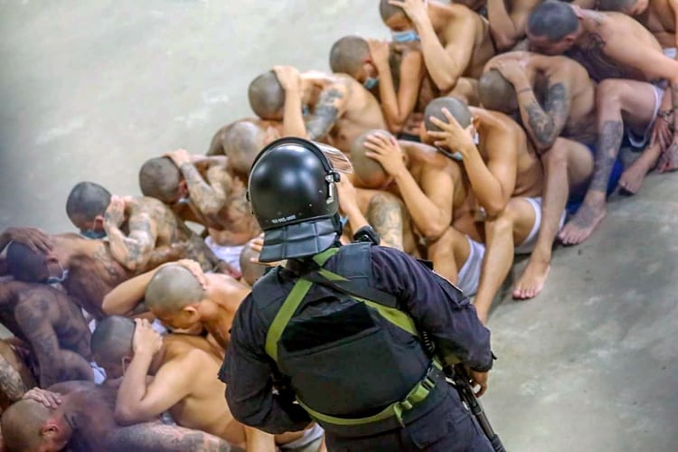 Los miembros de las pandillas durante una operación policial en la cárcel de Izalco durante un cierre de 24 horas ordenado por el presidente de El Salvador, Nayib Bukele, en Izalco, (Reuters/Presidencia de El Salvador)