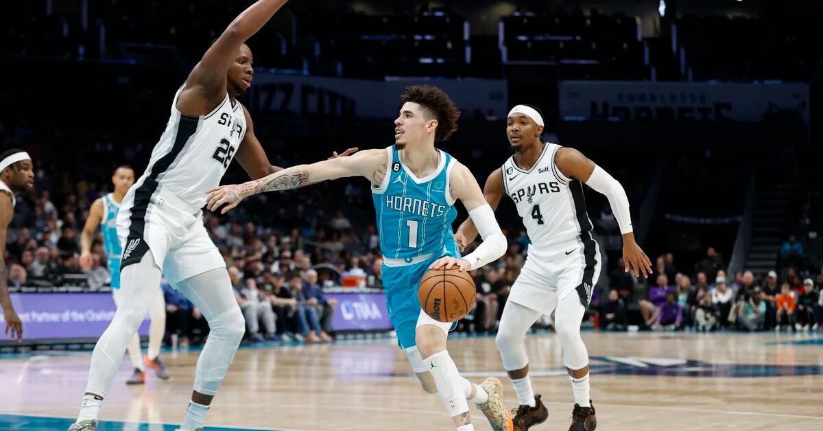 Ball and Hornets beat Spurs, who chain 14 stumbles