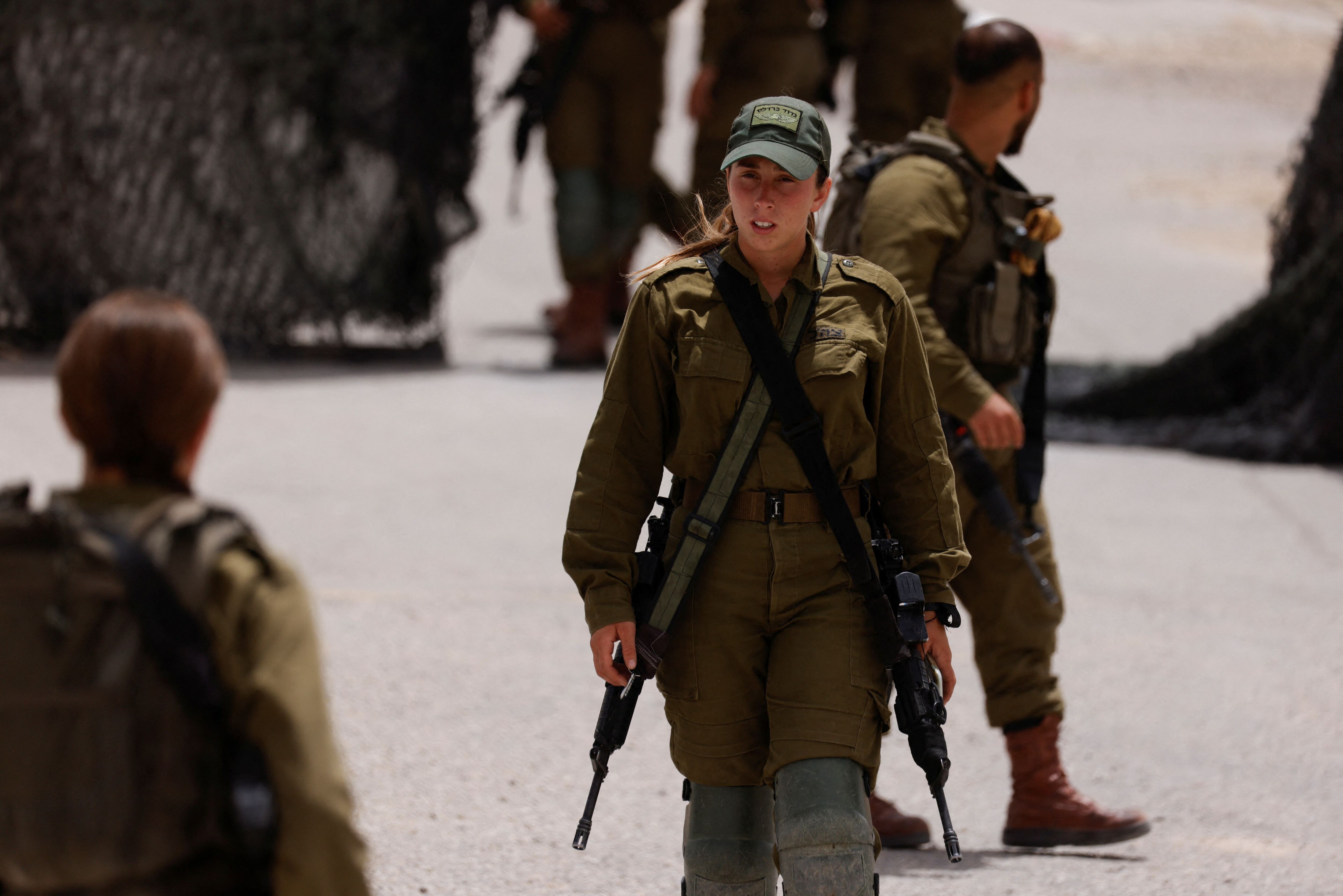 Soldados caminan cerca del sitio de un incidente de seguridad reportado cerca de la frontera sur de Israel con Egipto, Israel 3 de junio de 2023. REUTERS/Amir Cohen