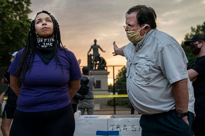 Un hombre y una mujer no se ponen de acuerdo respecto a la remoción del Monumento a la Emancipación, en Lincoln Park, Washington DC, Estados Unidos (Foto: Evelyn Hockstein) 