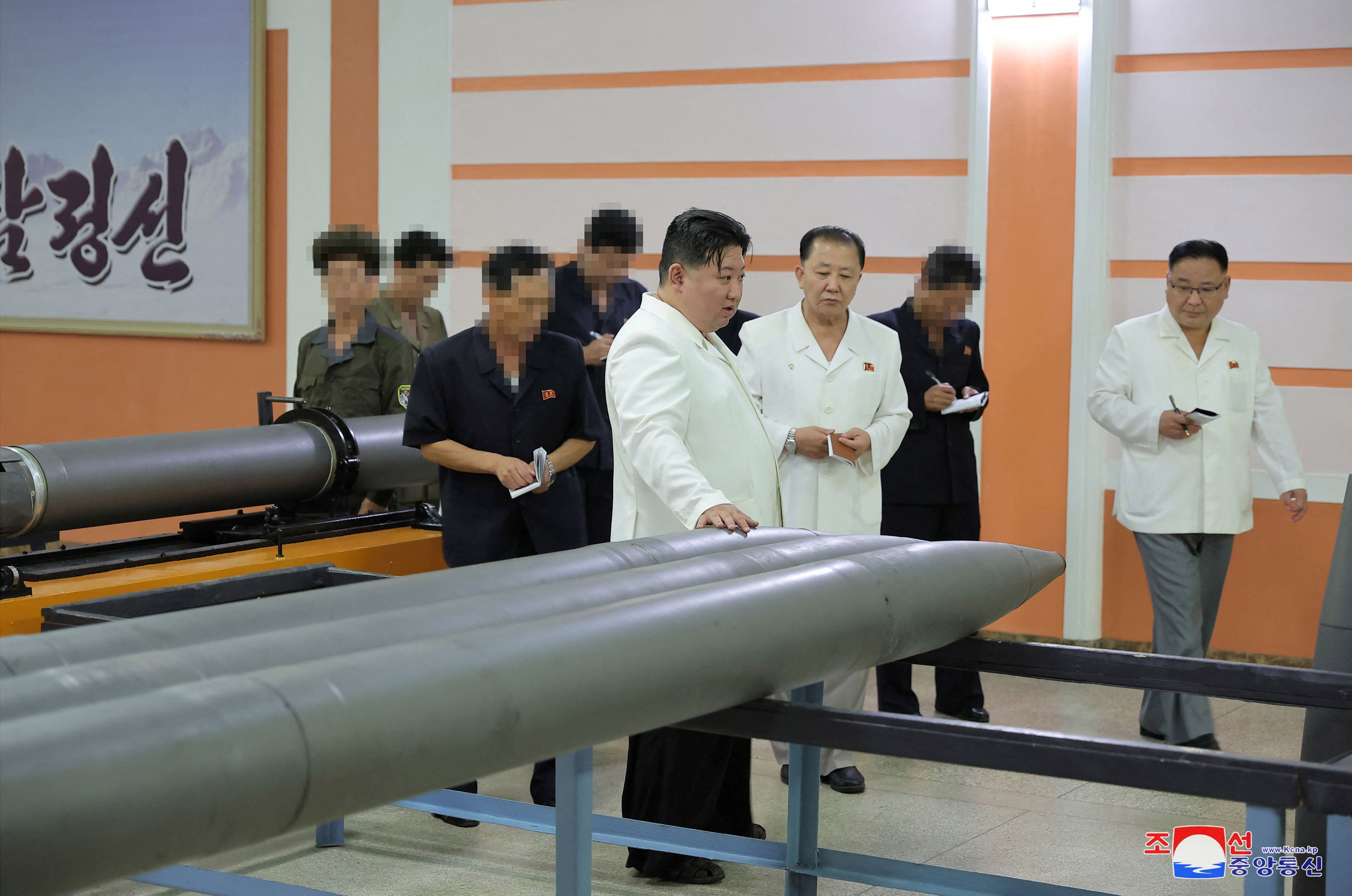 Kim Jong-un recorre una fábrica militar   (KCNA vía REUTERS)