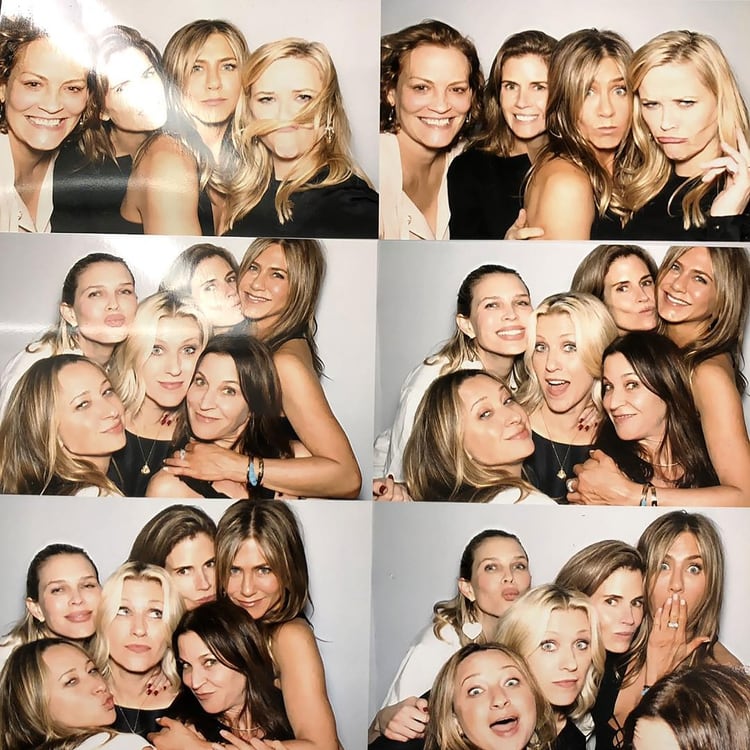 Reese Witherspoon junto a Jennifer Aniston es una de las fotos del festejo