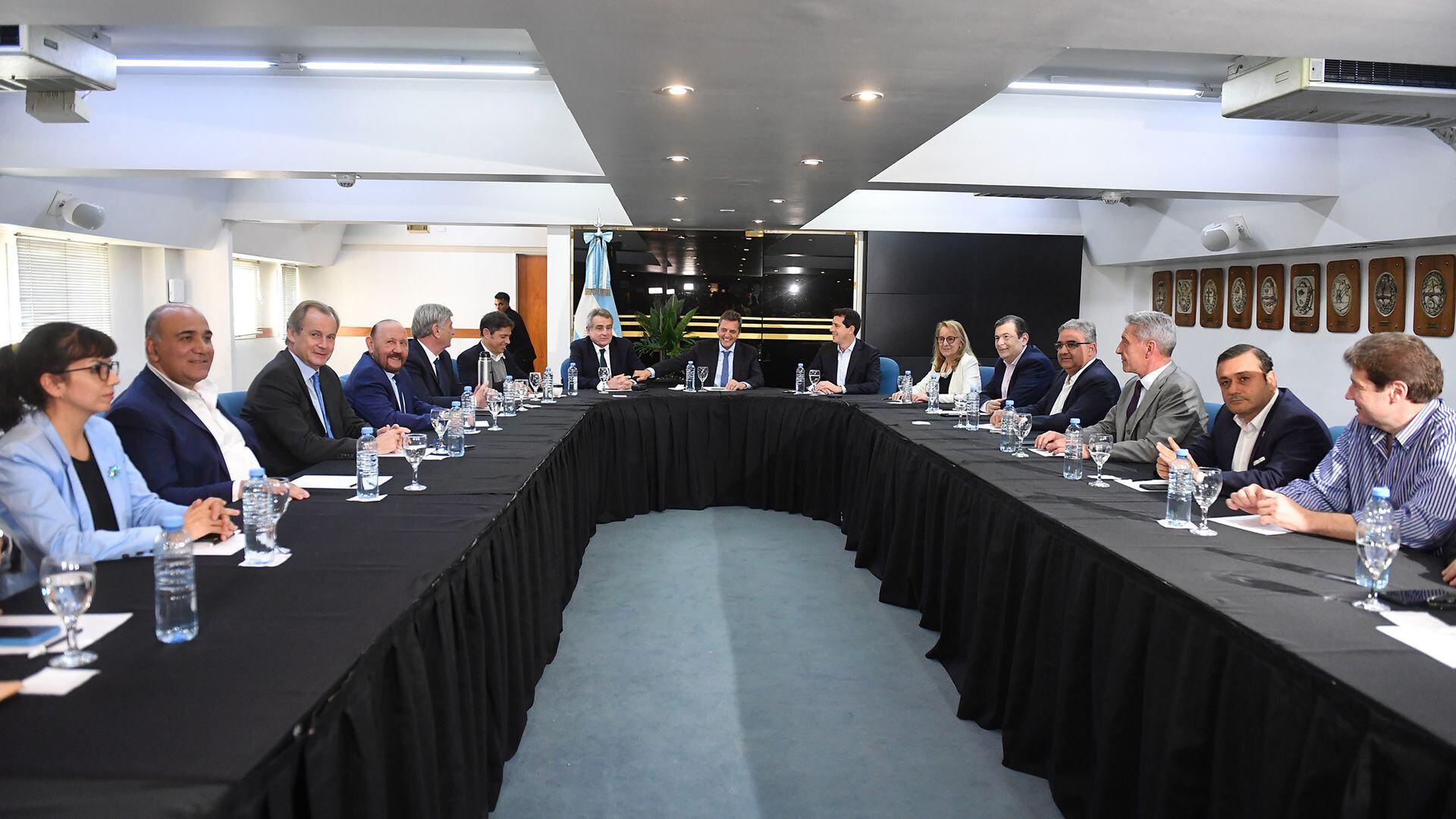 Sergio Massa junto a los gobernadores oficialistas durante una reunión que se realizó en el CFI con el fin de respaldar su candidatura presidencial (Maximiliano Luna)