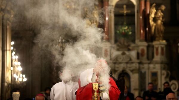 El arzobispo de Santiago, Ricardo Ezzati, asiste a un servicio religioso en la catedral de Santiago (Reuters)
