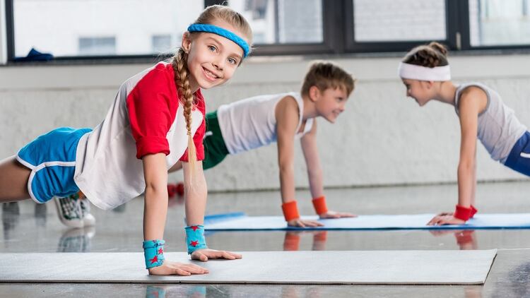 La infancia y la adolescencia son los períodos de edad en que las personas desarrollan todas sus capacidades físicas (Shutterstock)