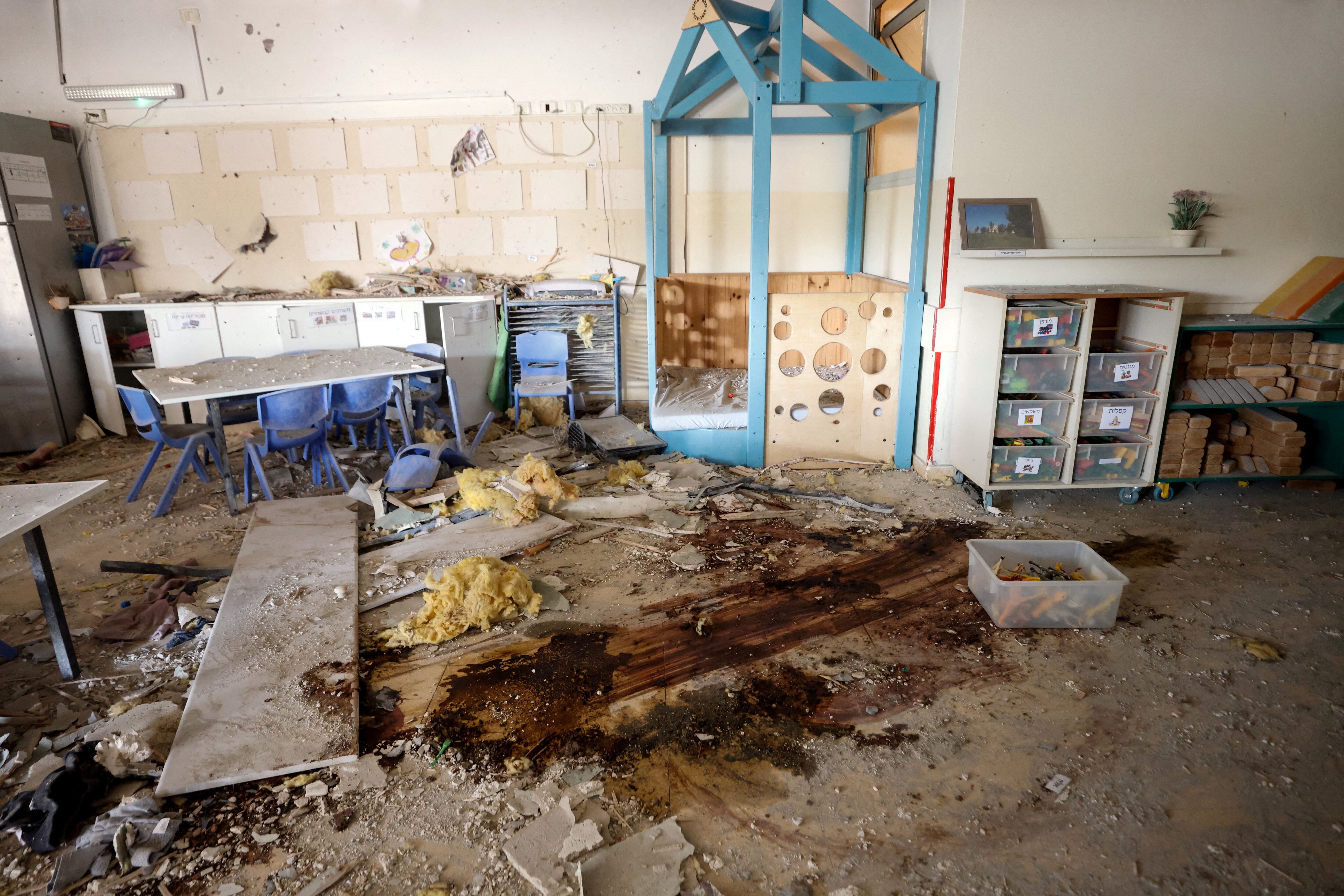 Se ve un jardín de infancia dañado y manchado de sangre tras una infiltración mortal de pistoleros de Hamas desde la Franja de Gaza, en el Kibbutz Beeri, en el sur de Israel, el 22 de octubre de 2023. REUTERS/Amir Cohen