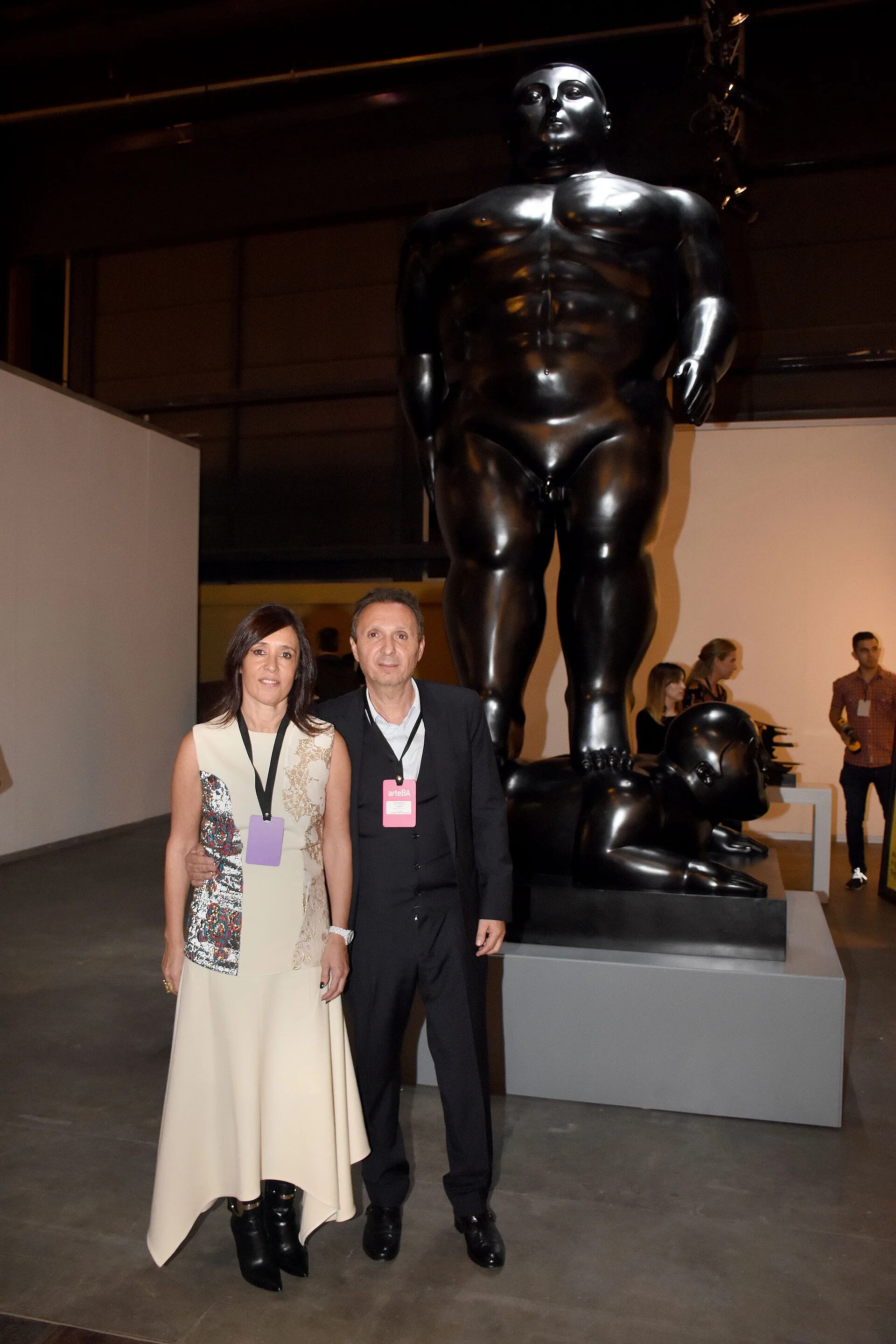 El galerista Daniel Manan y su mujer Patricia posan frente a una imponente obra de Fernando Botero