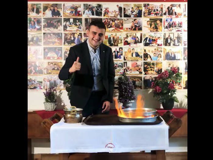 Burak Özdemir, también conocido como CZNBurak, es el chef más famoso de TikTok. Es conocido por cocinar comidas turcas elaboradas (Youtube)