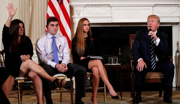 Donald Trump, reunido con padres de víctimas y sobrevivientse de la masacre de Parkland en la Casa Blanca (Reuters)