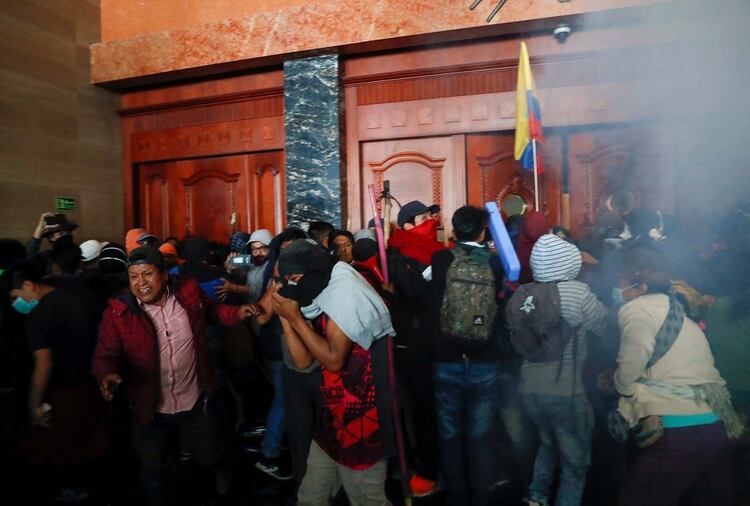 Los manifestantes lograron ingresar este martes al edificio de la Asamblea Nacional de Ecuador, pero luego la policía los desalojó con gases lacrimógenos y reforzó la zona (REUTERS/Carlos Garcia Rawlins)