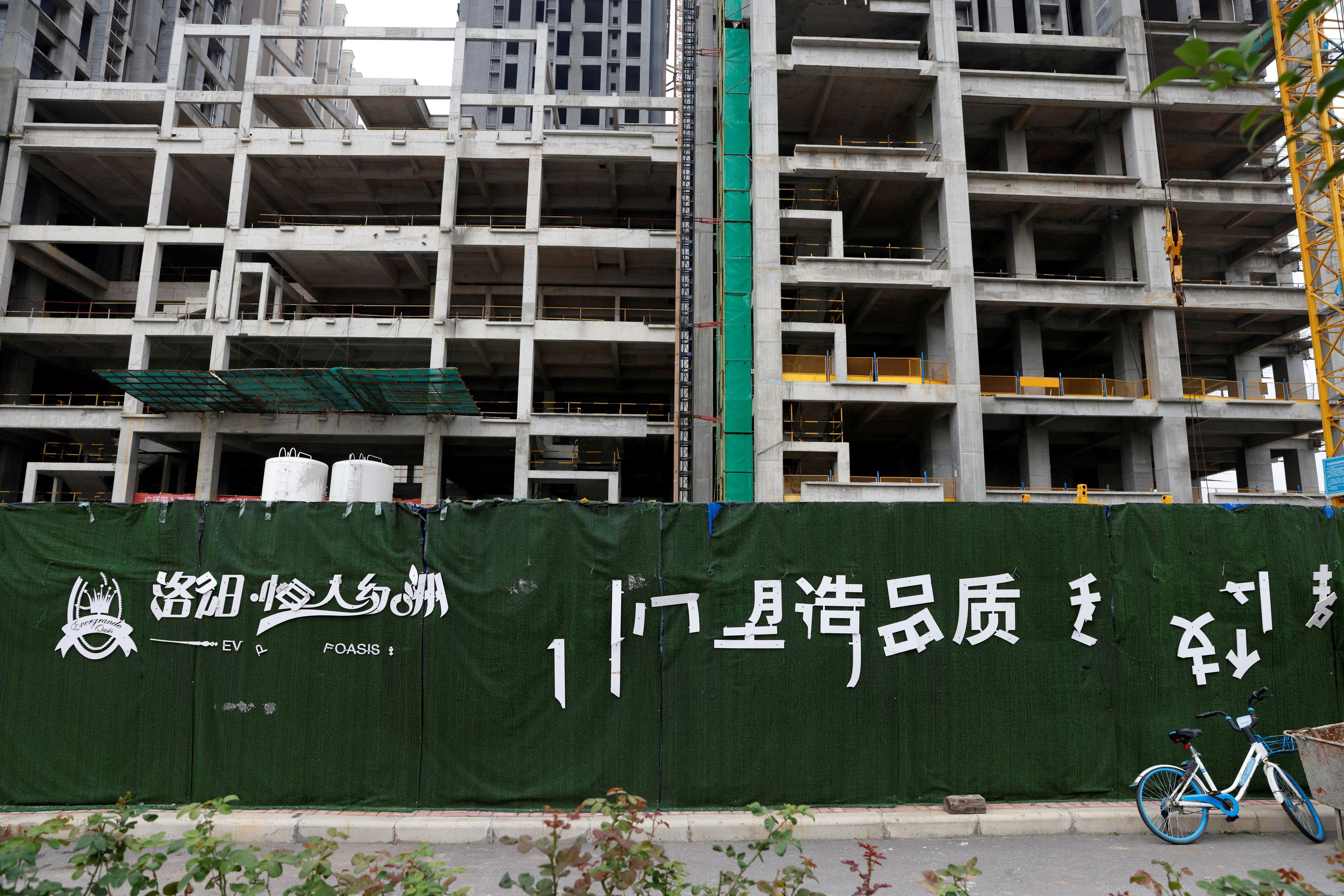 El logo de Evergrande Oasis, una complejo habitacional en construcción detenido en Luoyang, China (REUTERS/Carlos Garcia Rawlins)