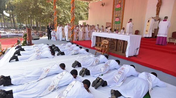 Los 16 sacerdotes ordenados por el papa Francisco se postraron ante él (Reuters)