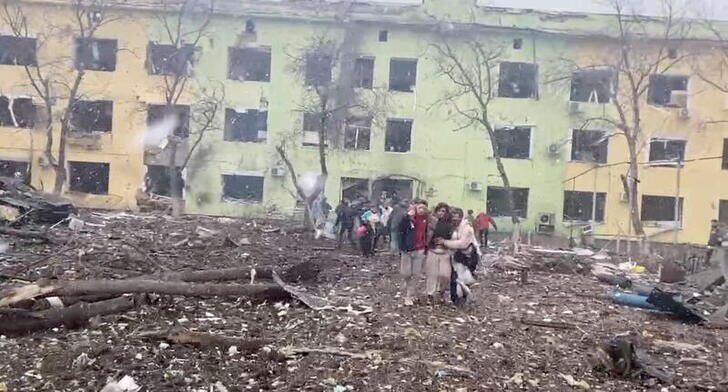 Una persona es ayudada a salir después de la destrucción del hospital infantil de Mariúpol
