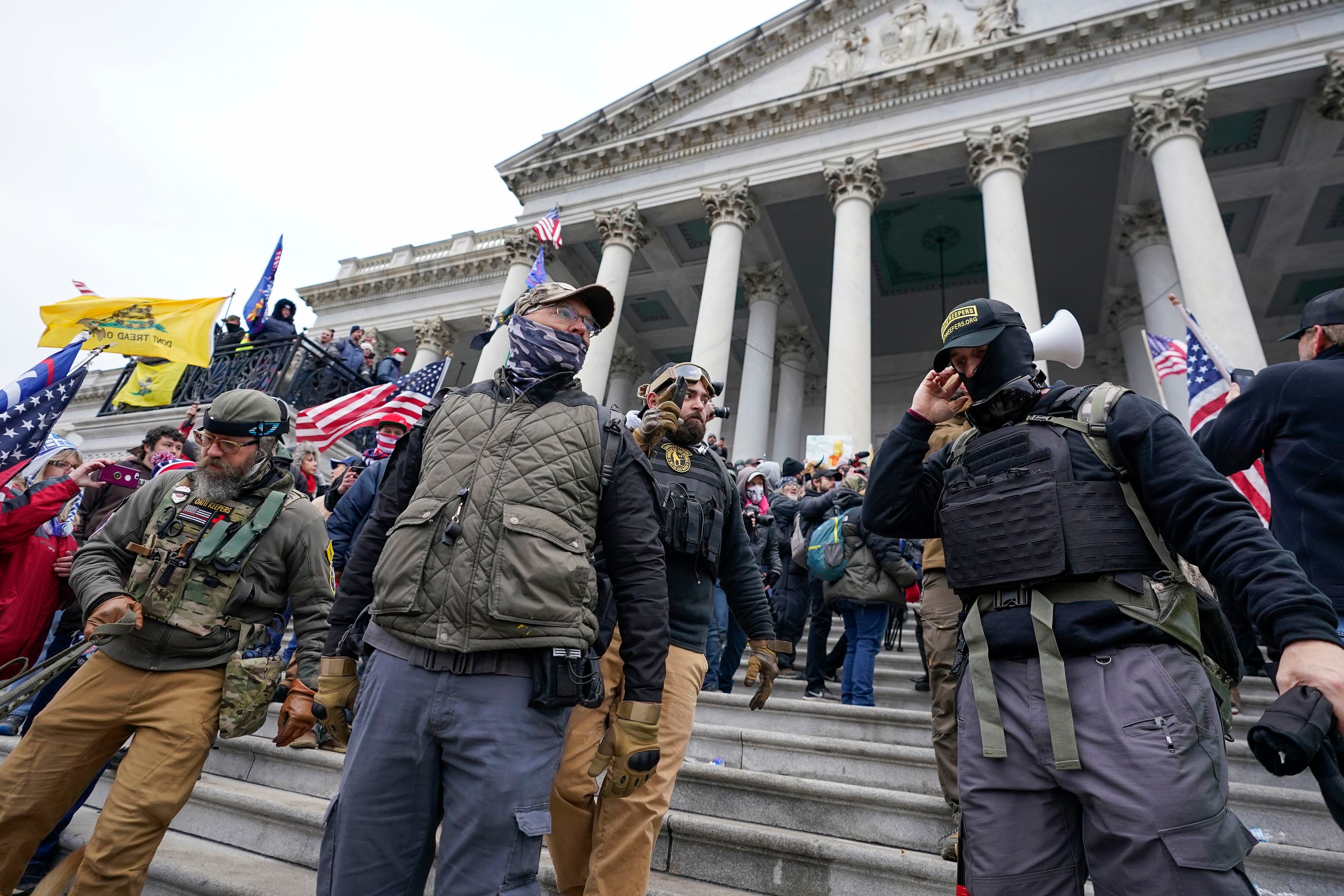 Integrantes del grupo extremista Oath Keepers se mantienen frente al Capitolio de Estados Unidos, el 6 de enero de 2021 (AP Foto/Manuel Balce Ceneta, archivo)