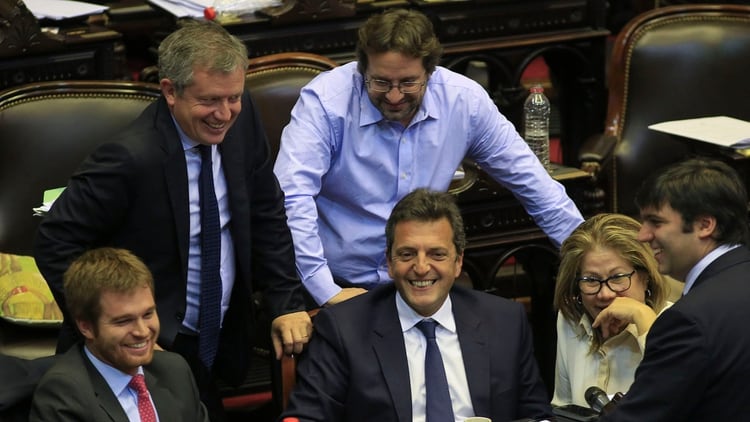 Los diputados Nicolas Massot, Emilio Monzó, Sergio Massa, Marco Lavagna, Diego Bossio y Graciela Camaño conversan en el recinto de la cámara baja (NA)