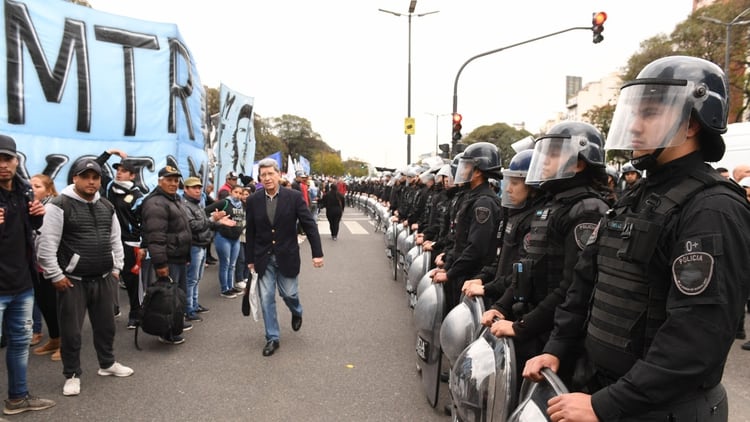 Los manifestantes continúan frente al edificio del Ministerio en medio de una tensa calma (Maximiliano Luna)