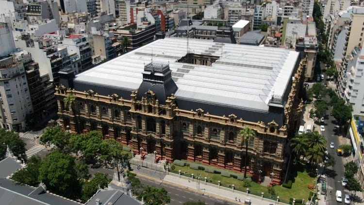 Vista aérea desde el drone de Infobae del Palacio de Aguas Corrientes, ubicado sobre la avenida Córdoba, en el barrio porteño de Balvanera (Thomas Khazki)
