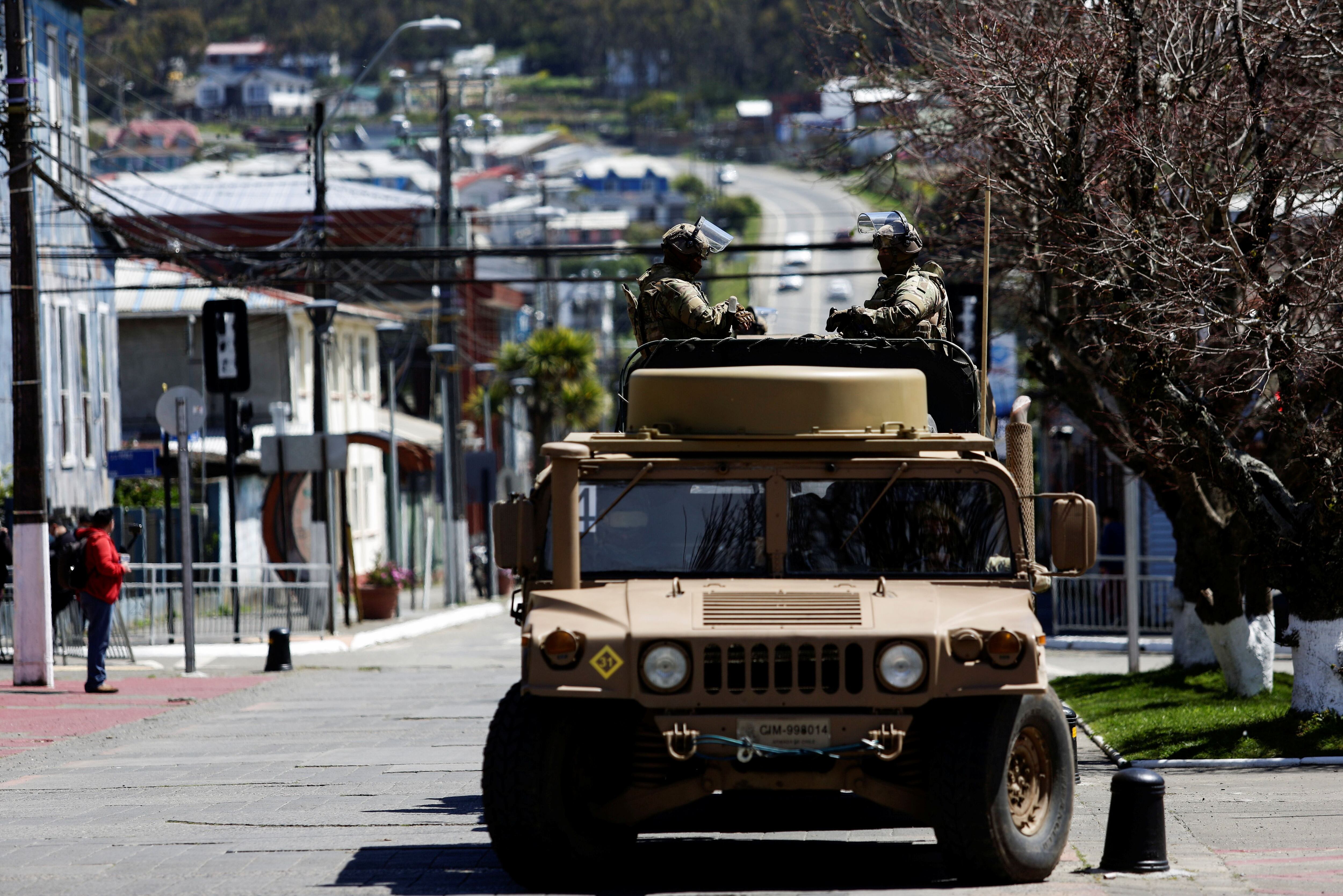 La presencia de las patrullas de soldados y de tanquetas blindadas se observaban en las provincias de Cautín, Malleco, Biobío y Arauco (Foto: REUTERS/Juan Gonzalez)