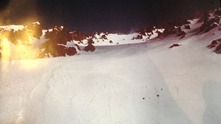 La foto la tomó el segundo día, después de encontrar en su saco la cámara de fotos. Se subió al fuselaje y tomó el trayecto que hizo el frente del avión: desde el centro de las montañas y el deslizamiento por la nieve. Después de ese día guardó la Olympus entre los hierros retorcidos de la aeronave