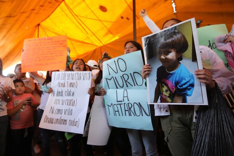 El pedido de los vecinos y de coletivos feministas fue simple: que no haya impunidad y que paren los feminicidios (Foto: Edgard Garrido/ Reuters)