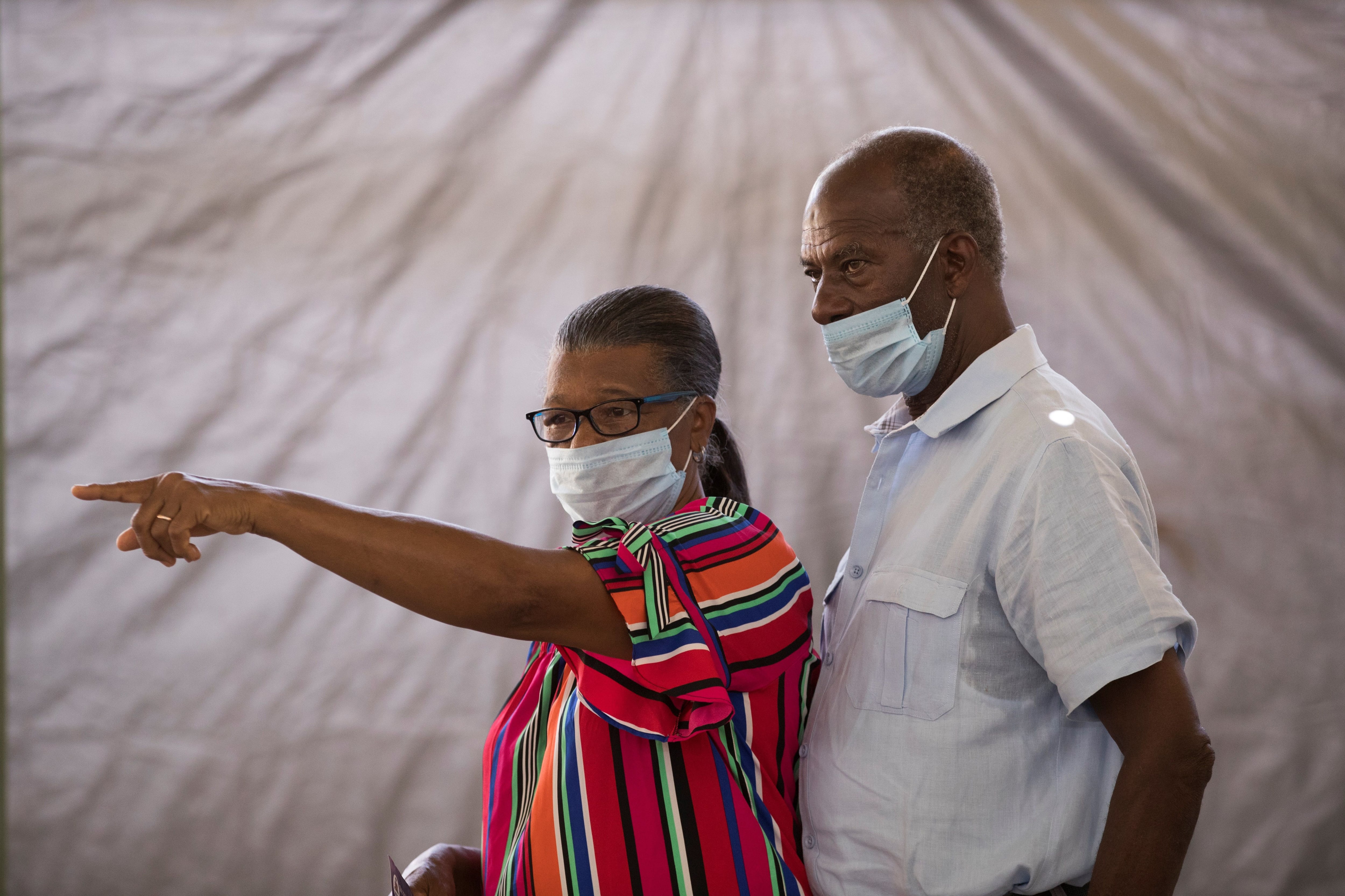 Personas esperan para ser vacunadas contra la covid-19 en el Hospital Saint Damien, en Puerto Príncipe (Haití), en una fotografía de archivo. EFE/Orlando Barría
