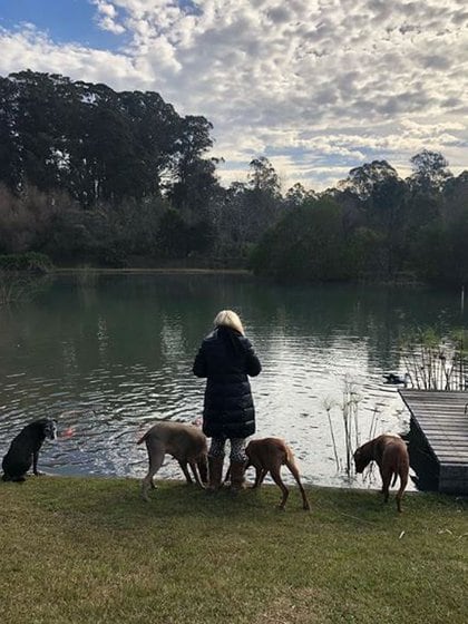 Susana Giménez con sus mascotas, frente a la laguna de La Mary