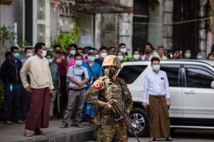 Un militar patrulla una calle de Rangún, Birmania. AUNG KYAW HTET / ZUMA PRESS / CONTACTOPHOTO
