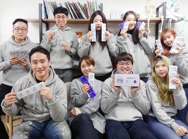 Empleados de la empresa surcoreana Convenience Co., donante de 100.000 de los preservativos que se consideran necesarios para abastecer a los Juegos Olímpicos (AFP)