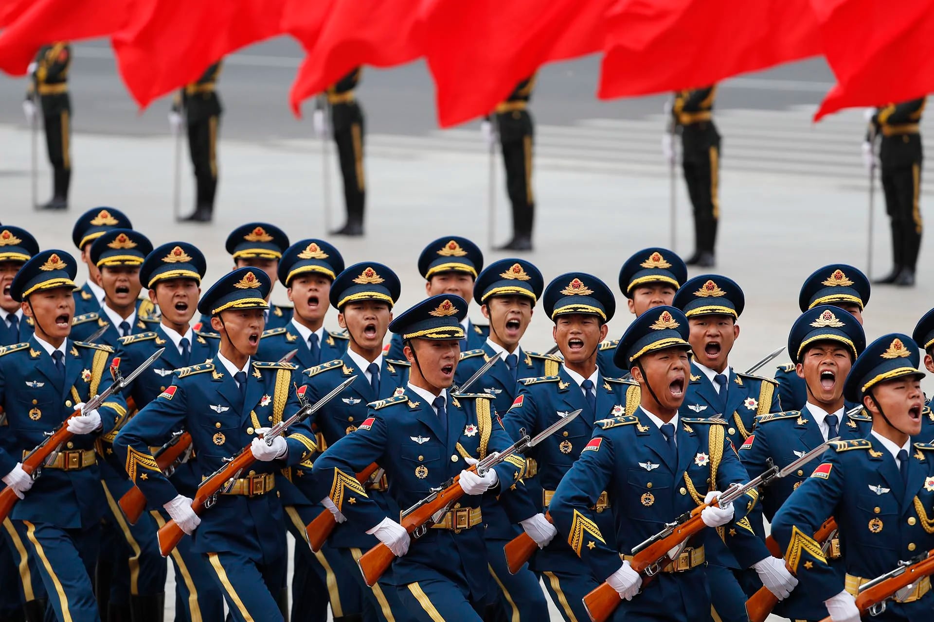 Miembros de la guardia de honor de China desfilan durante la ceremonia de bienvenida al primer ministro luxemburgués Xavier Bettel en Beijing (AP)
