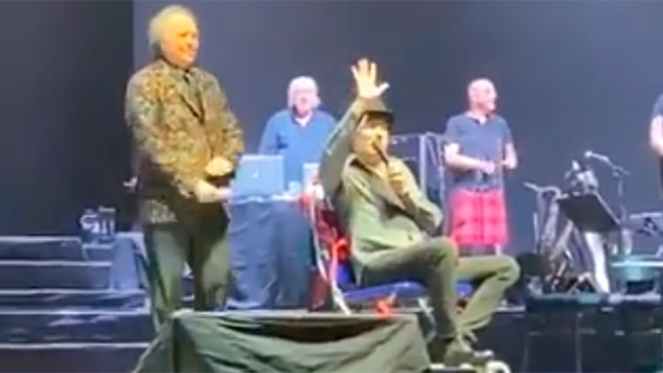Sabina reapareció en el escenario en silla de ruedas empujado por Serrat poco después de la caída