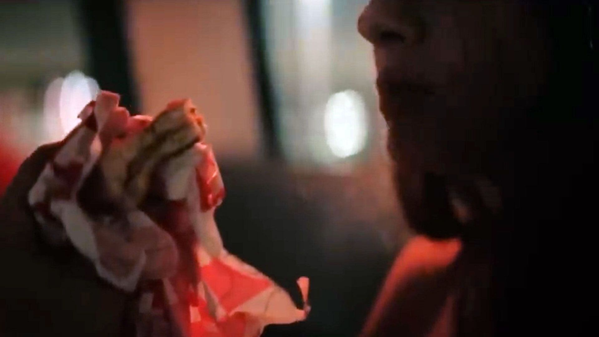 La China comiendo una hamburguesa en el videoclip de “Ay, ay, ay”, sus fanáticos creen que fue un guiño para Rusherking (YouTube)
